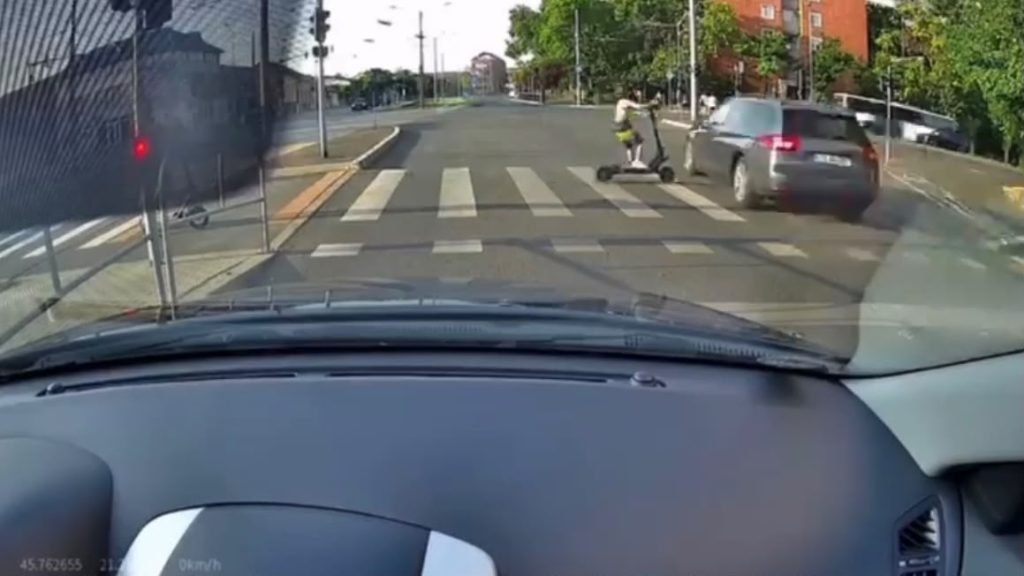 Moment extrem de periculos în Timișoara: Un adolescent pe trotinetă a fost la un pas de o tragedie după ce a trecut pe roșu direct în fața unei mașini.