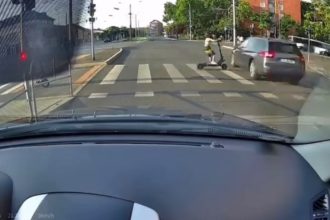 Moment extrem de periculos în Timișoara: Un adolescent pe trotinetă a fost la un pas de o tragedie după ce a trecut pe roșu direct în fața unei mașini.