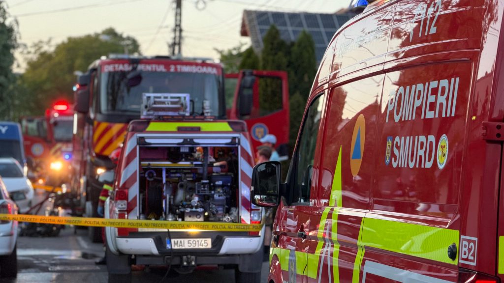 O casă a fost mistuită de foc, iar incendiul s-a extins rapid și la locuința vecină înainte de sosirea pompierilor.