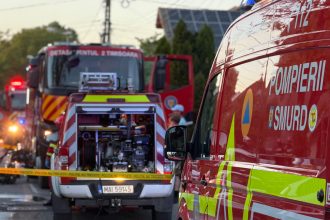 O casă a fost mistuită de foc, iar incendiul s-a extins rapid și la locuința vecină înainte de sosirea pompierilor.