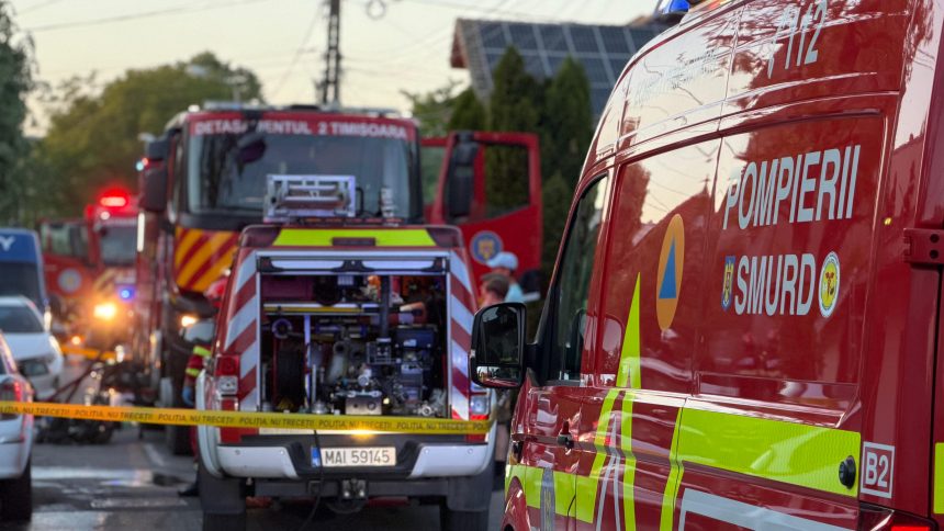O casă a fost mistuită de foc, iar incendiul s-a extins rapid și la locuința vecină înainte de sosirea pompierilor.
