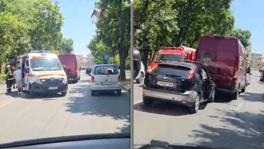Două autoturisme și un autobuz s-au ciocnit, iar o femeie a avut nevoie de îngrijiri medicale.