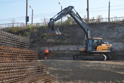 A început forarea piloților pentru noul pasaj Slavici-Polonă, în timp ce traficul rutier se desfășoară fără restricții majore.