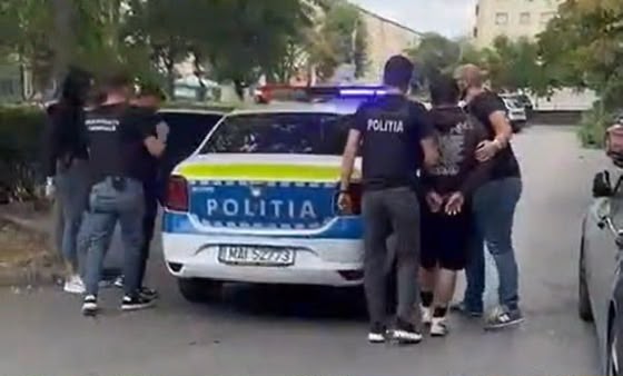 Șantaj de aproape 20.000 de lei descoperit de polițiști: Doi bărbați din Arad s-au dat drept procurori pentru a stoarce bani de la o victimă din Hunedoara