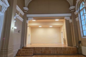 Sala festivă a Colegiului Național Bănățean a fost renovată și va fi dotată cu sistem de sunet și lumini profesionale.