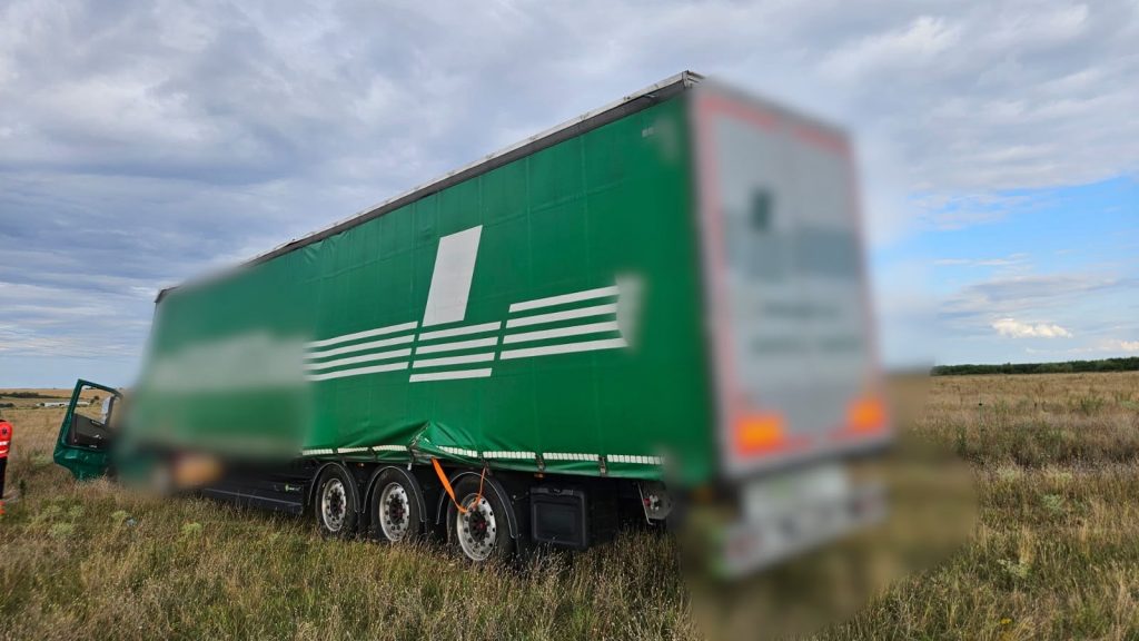 Tragedie pe DN6, lângă Topolovățu Mare: Un șofer de TIR a fost găsit decedat în cabină după ce camionul a ieșit de pe carosabil.