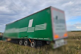 Tragedie pe DN6, lângă Topolovățu Mare: Un șofer de TIR a fost găsit decedat în cabină după ce camionul a ieșit de pe carosabil.