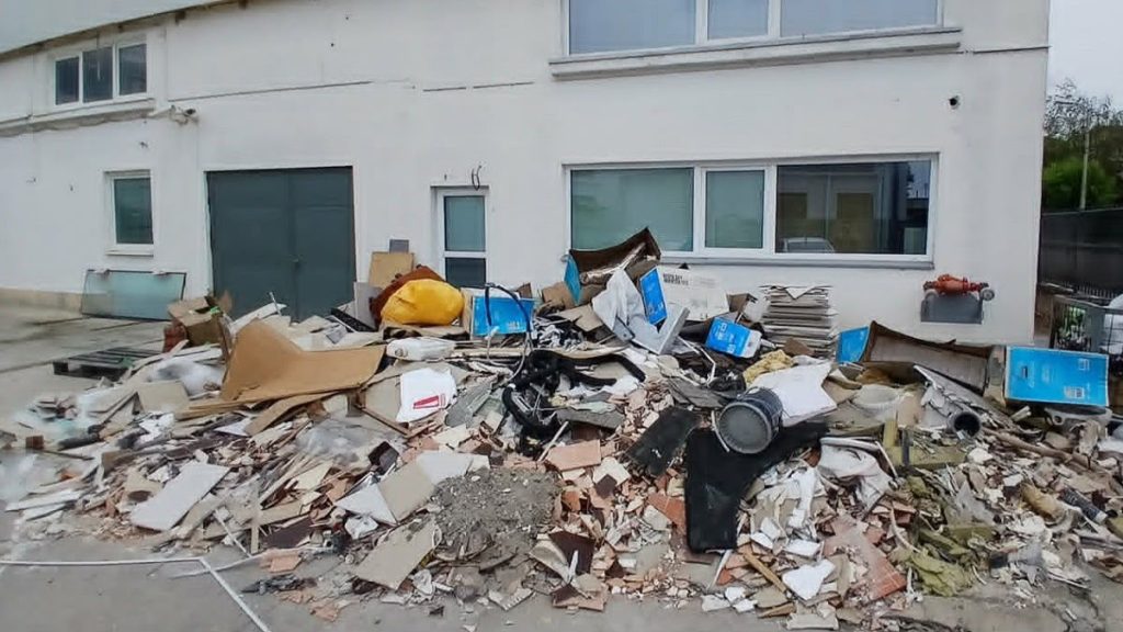 Constructorii au fost amendați cu peste 150.000 de euro pentru mormanele de moloz și mizeria lăsată pe domeniul public.