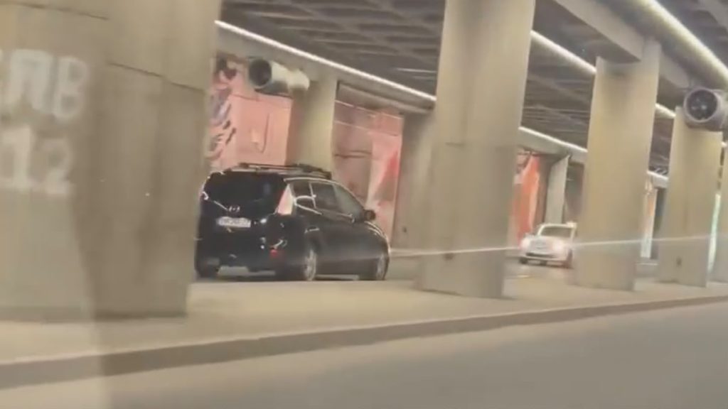 Un șofer a fost filmat circulând pe contrasens în pasajul de la Iulius Mall, punând în pericol ceilalți participanți la trafic.