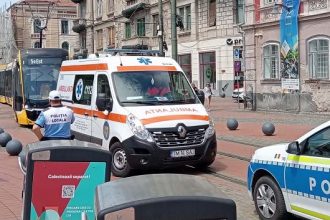 Un minor aflat pe bicicletă a fost acroșat de un tramvai în Piața Libertății