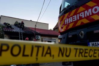 Incendiu în localitatea Peciu Nou: Pompierii au intervenit de urgență pentru stingerea flăcărilor, iar o femeie a suferit un atac de panică.