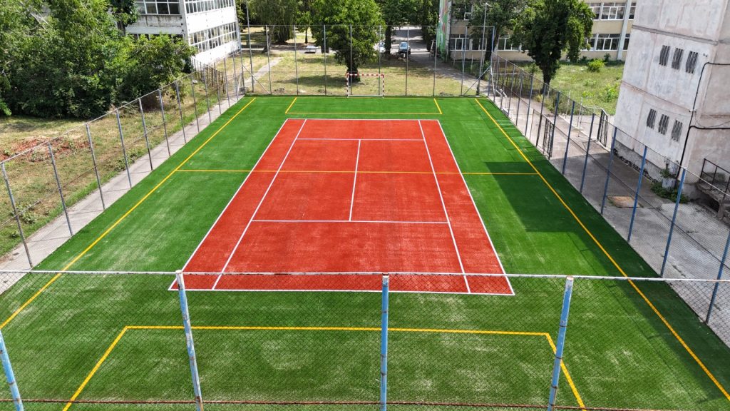 Condiții mai bune pentru sport în școlile din Timișoara: Primăria modernizează curțile și terenurile de sport, deschise elevilor și după ore.