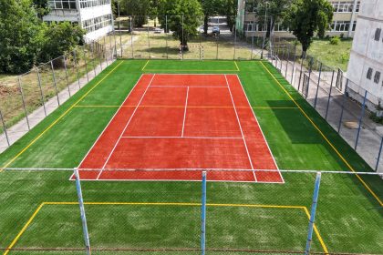 Condiții mai bune pentru sport în școlile din Timișoara: Primăria modernizează curțile și terenurile de sport, deschise elevilor și după ore.