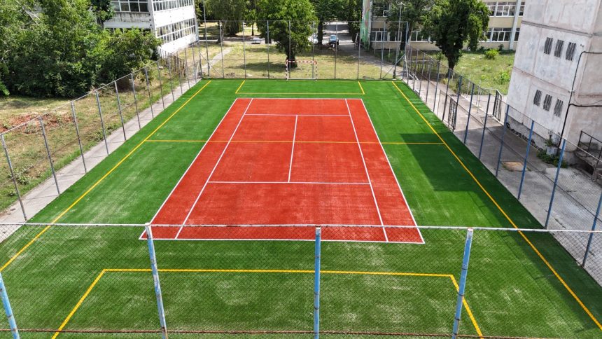 Condiții mai bune pentru sport în școlile din Timișoara: Primăria modernizează curțile și terenurile de sport, deschise elevilor și după ore.