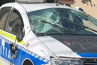 Accident în timpul unei urmăriri la Lugoj: O mașină de poliție s-a ciocnit cu un alt autoturism în timp ce urmărea un șofer fugit de la control.