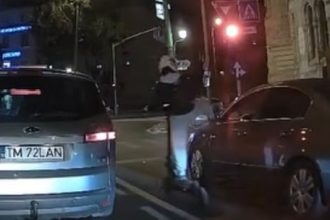 Un trotinetist a fost surprins de camera de bord când lovește intenționat oglinda unei mașini la semafor.