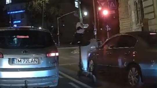 Un trotinetist a fost surprins de camera de bord când lovește intenționat oglinda unei mașini la semafor.