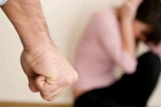 O mamă și cei patru copii au fugit din casă în miez de noapte din cauza violențelor. Poliția a emis un ordin de protecție.