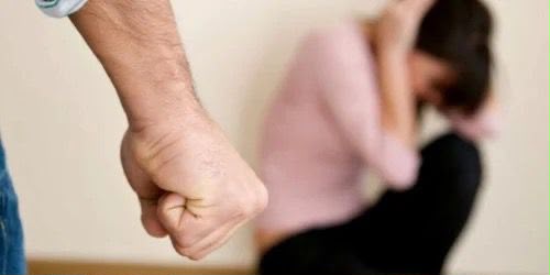 O mamă și cei patru copii au fugit din casă în miez de noapte din cauza violențelor. Poliția a emis un ordin de protecție.