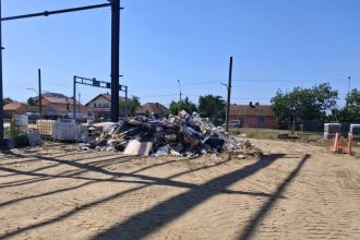 Mormane de deșeuri din construcții depozitate pe șantierul noului stadion din Calea Buziașului, Timișoara.