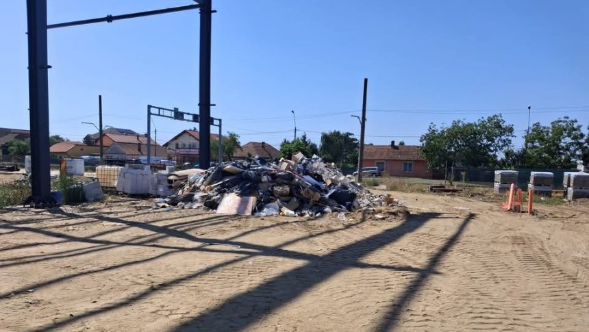 Mormane de deșeuri din construcții depozitate pe șantierul noului stadion din Calea Buziașului, Timișoara.