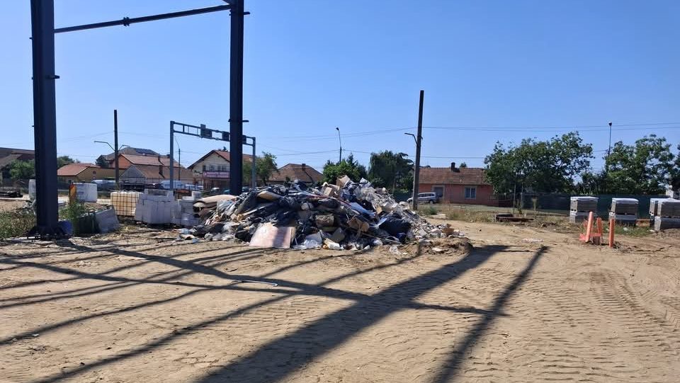 Mormane de deșeuri din construcții depozitate pe șantierul noului stadion din Calea Buziașului, Timișoara.