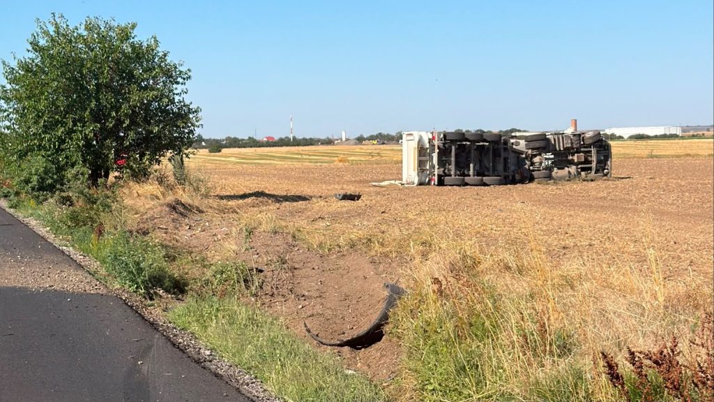 Autocamion răsturnat pe un câmp de pe marginea drumului județean DJ 691 între Mașloc și Fibiș.
