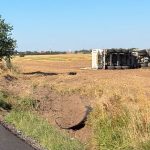 Autocamion răsturnat pe un câmp de pe marginea drumului județean DJ 691 între Mașloc și Fibiș.