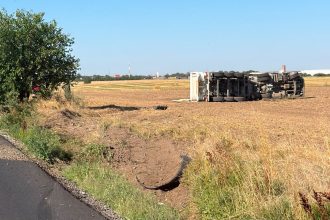 Autocamion răsturnat pe un câmp de pe marginea drumului județean DJ 691 între Mașloc și Fibiș.