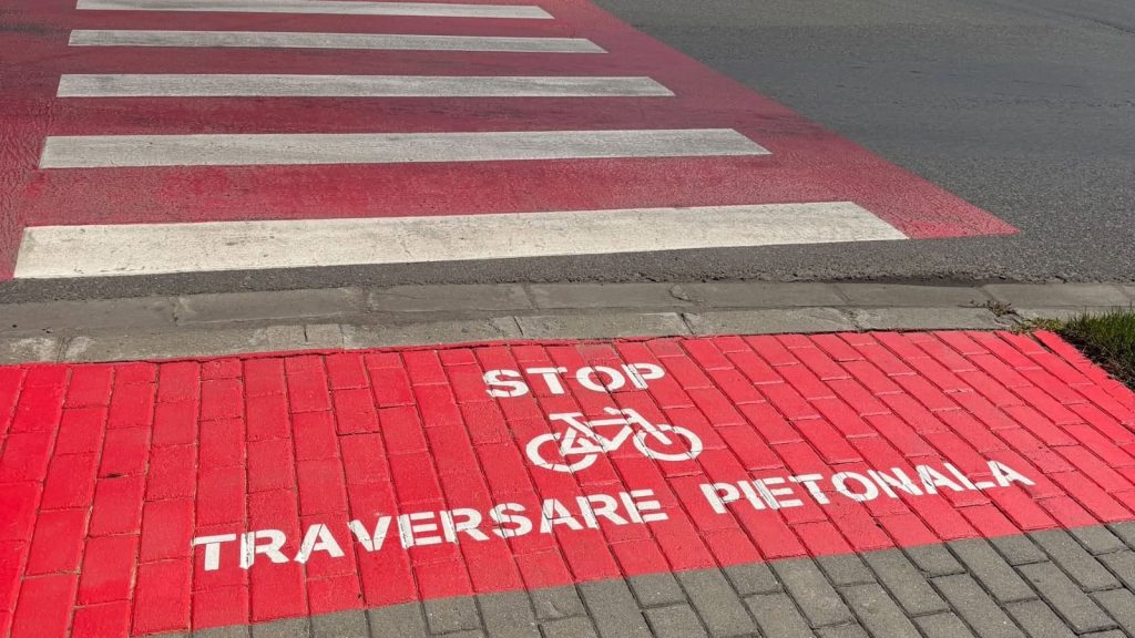 Marcaj rutier nou de atenționare pe pista de biciclete din comuna Giroc.