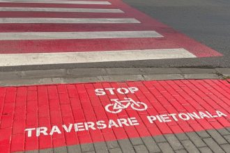 Marcaj rutier nou de atenționare pe pista de biciclete din comuna Giroc.