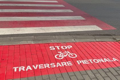 Marcaj rutier nou de atenționare pe pista de biciclete din comuna Giroc.