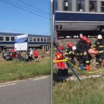 Mașină lovită de tren la trecerea la nivel cu calea ferată din Urseni, județul Timiș, după impactul în care o șoferiță a rămas încarcerată.