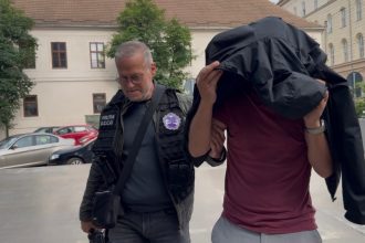 Un bărbat de 45 de ani a fost trimis după gratii de Tribunalul Timiș după ce a șantajat o minoră de 15 ani.