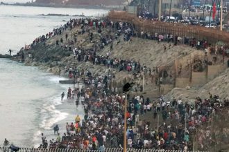 Zeci de mii de migranți au trecut înot din Maroc spre Ceuta, stârnind reacții ferme de la Madrid.
