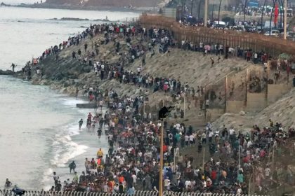 Zeci de mii de migranți au trecut înot din Maroc spre Ceuta, stârnind reacții ferme de la Madrid.