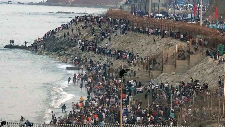 Zeci de mii de migranți au trecut înot din Maroc spre Ceuta, stârnind reacții ferme de la Madrid.