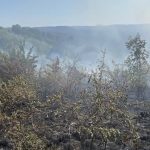 Două elicoptere Black Hawk intervin la incendiile de vegetație din Sichevița și Berzasca, județul Caraș-Severin.