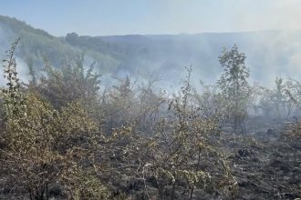 Două elicoptere Black Hawk intervin la incendiile de vegetație din Sichevița și Berzasca, județul Caraș-Severin.