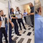 Polițiști din cadrul IPJ Timiș intervenind în holul Primăriei Timișoara pentru a aplana un conflict legat de accesul în instituție.