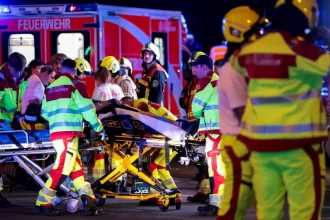 Tragedie la parada Pride din Berlin: O autoutilitară a intrat în mulțime în zona Porții Brandenburg, provocând un deces și zeci de răniți.