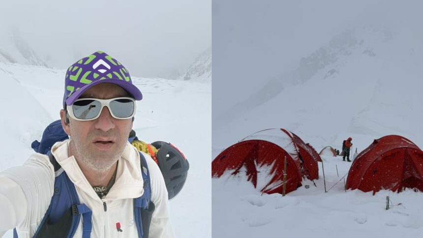Alpinistul roman Horia Colibasanu in timpul expeditiei pe muntele Gasherbrum II, pregatindu-se pentru ascensiunea finala