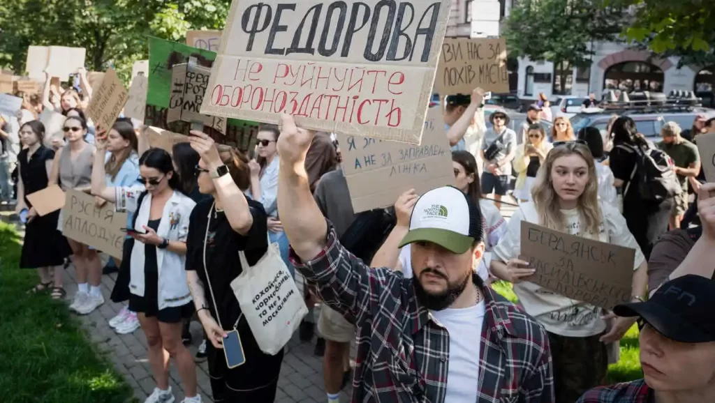 Mii de protestatari fluturând steaguri ucrainene în fața Palatului Prezidențial din Kiev, cerând repunerea lui Mihailo Fedorov în funcția de ministru al Apărării.