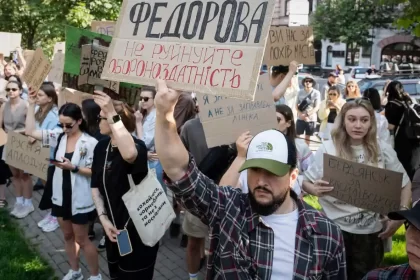 Mii de protestatari fluturând steaguri ucrainene în fața Palatului Prezidențial din Kiev, cerând repunerea lui Mihailo Fedorov în funcția de ministru al Apărării.