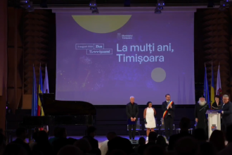 Atmosfera de la sedinta festiva si decernarea titlurilor de Cetatean de Onoare cu ocazia Zilei Timisoarei la Filarmonica Banatul