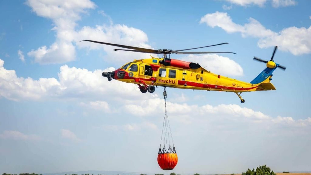 Elicopterul Black Hawk al României alimentând cu apă pentru continuarea misiunilor de stingere a incendiilor din Serbia