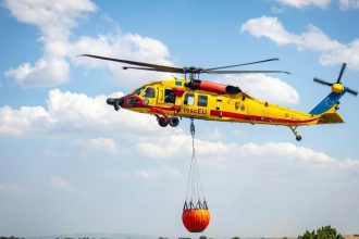 Elicopterul Black Hawk al României alimentând cu apă pentru continuarea misiunilor de stingere a incendiilor din Serbia