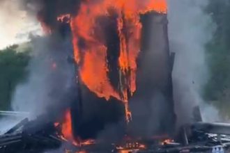 TIR cuprins de flăcări pe autostrada A1, pe sensul Lugoj - Deva