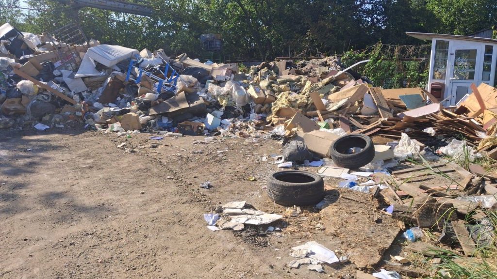 Zonă cu deșeuri abandonate pe domeniul public în comuna Giroc, sancționată de Garda de Mediu Timiș