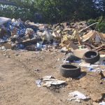 Zonă cu deșeuri abandonate pe domeniul public în comuna Giroc, sancționată de Garda de Mediu Timiș